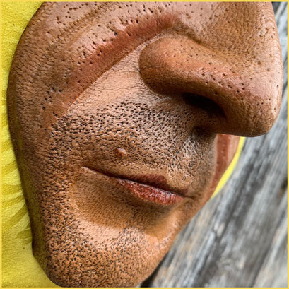 Lederskulptur "Bodo", Detail Lippe und Nase, pflanzlich gegerbtes Leder, naßgeformt und koloriert