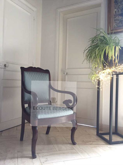 Fauteuil Empire tissu soie bleue - Ecoute Bergère