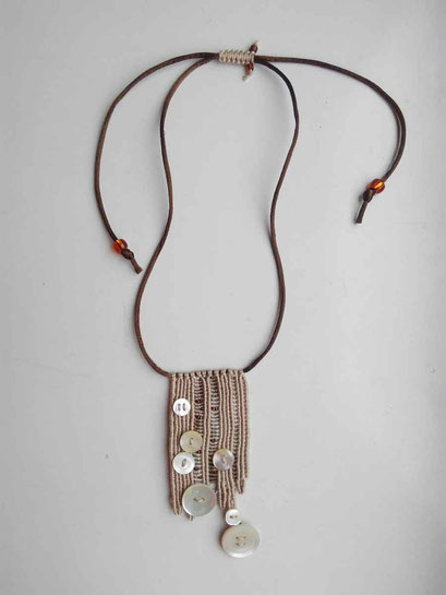 Collana in macramé "BOTTONI" - materiale: cotone, bottoni in madreperla, cordino coda di topo in poliestere. 