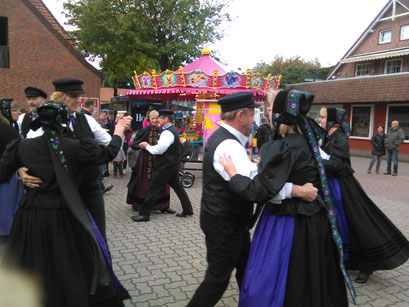 Elmer Trachtengruppe bei einer Tanzvorführung beim Herbstmarkt 2016