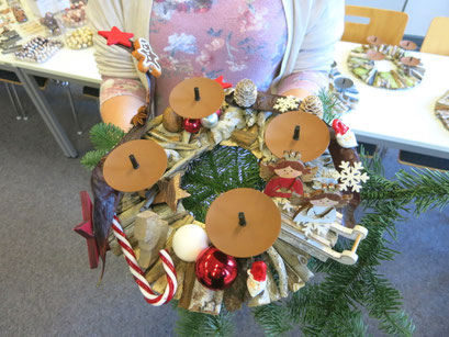 Fertig dekorierter Adventskranz in rot, natur und weiß.