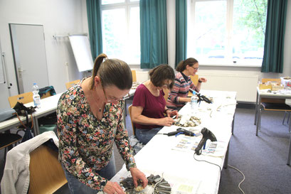 Mit viel gemeinsamer Kreativität entstehen in unserem Kurs ganz persönliche Türkränze. 