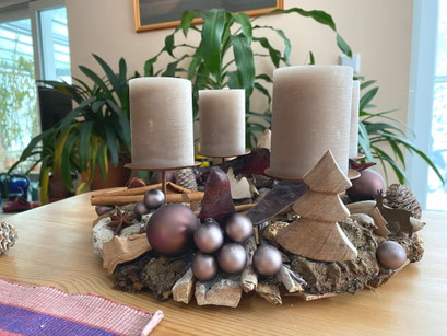 Fertig dekorierter Adventskranz von einer Kursteilnehmerin, in Brauntönen mit hellbraunen Stumpenkerzen.