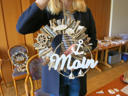 Maritimer Kranz im asymmetrischen Design mit Moin-Schriftzug, Schiffchen und Jutering.