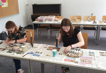 Hier wird gestaltet: mit Klebepistole und maritimen Accessoires. 