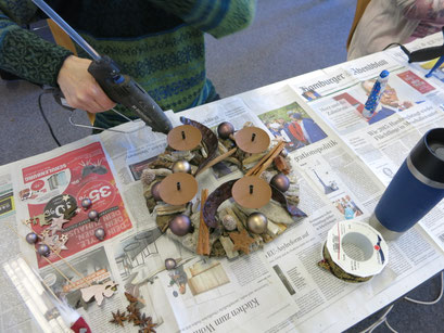 Kreative Adventskranz Gestaltung in naturbelassenen Brauntönen.