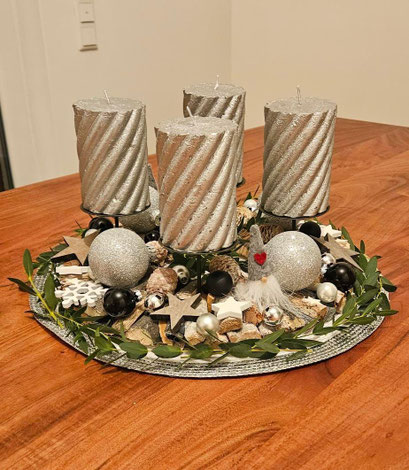 Kundinnenfoto: Fertig dekorierter Adventskranz in grau - weiß - silber - schwarz mit silberfarbenen Kerzen.
