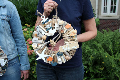Weiß - brauner selbsgestalteter Türkranz mit Anker, Seestern und Welcome Schild, entstanden im Türkranz DIY Workshop.