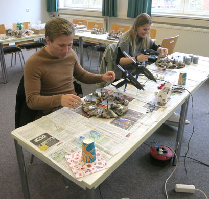 Die Treibholz Adventskränze werden verziert - im Workshop kann man aus vielen Dekozutaten auswählen für dein eigenen Adventskranz.