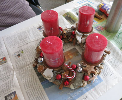 Adventskranz mit roten Kerzen.