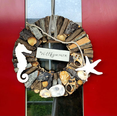 Der Türkranz wurde von sofort aufgehängt und passt super an die tomatenrote Haustür.