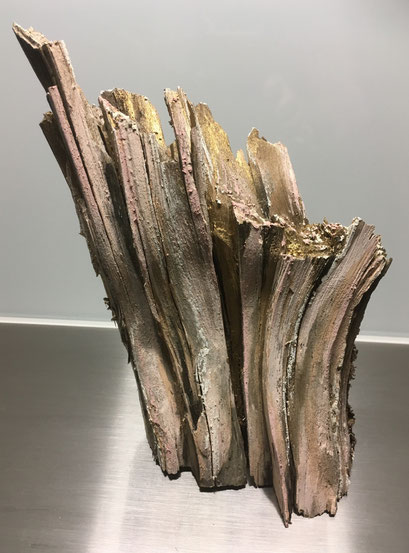 Fundstück Waldspaziergang, bemalt mit Ölkreide, Tuschen, Pigmenten, 21 x 13 x 7 cm_© by Evelyne Ziegler