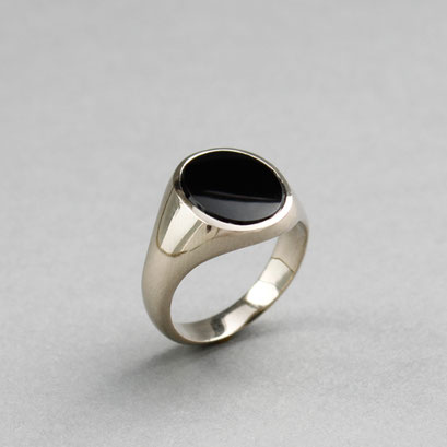 Modell für Herren Wappenring, Stein: schwarzer Onyx, Ring 585er Weißgold nicht rhodiniert,