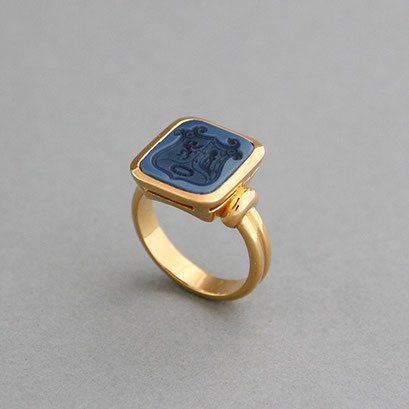 Siegelring, Stein: dunkelblauer Lagenachat (in Handarbeit geschnitten), Ring 750er Gelbgold