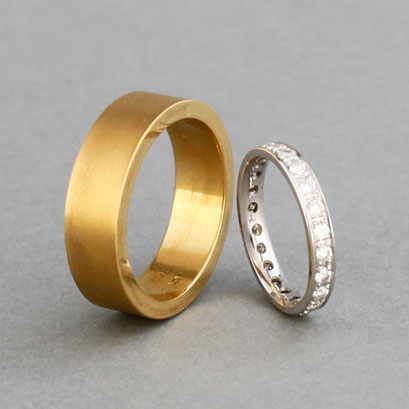 Eheringe, Herrenring aus 990er Gold, matt und Memoire Ring aus 750er Weißgold mit Brillanten