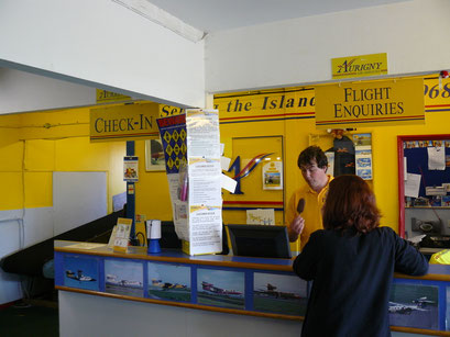enorme drukte bij het inchecken op het vliegveld van Alderney, Kanaaleilanden (2011) 