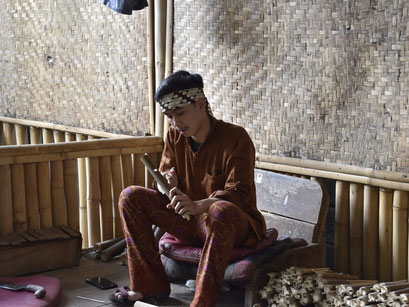 angklung maker, Saung Angklung Udjo, Bandung, Java, Indonesië (2019)
