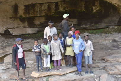 Zingende familie onderweg naar rotstekeningen,Malealea, Lesotho (2018)