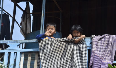 kinderen bij Tonlé Sap's stilt village, Cambodja 2024