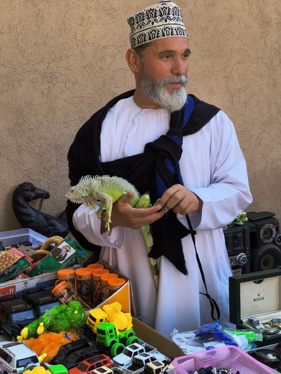 even allesverkoper in de soukh, Nizwa, Oman 