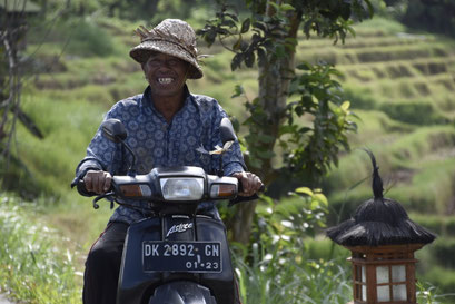 Blije man op scooter, Tegallalang Rice Terrace, Bali, Indonesië (2019)