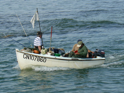 terugkomst van een dagje vissen op zee, Courseulles-sur-Mer, Normandië, Frankrijk(2012)