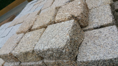 pave granit jaune bouchardé 10*10*5