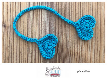 gehäkeltes Nabelschnur-Bändchen mit Herzen in der Farbe pfauenblau