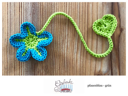 gehäkeltes Nabelschnur-Bändchen mit Blume & Herz in den Farben pfauenblau grün
