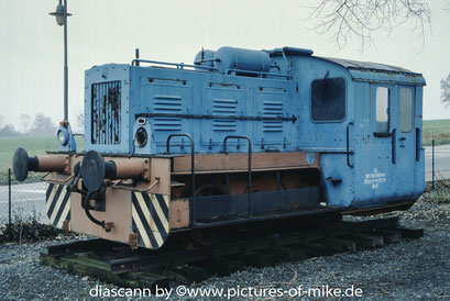 Lok OBL 81 des VEB Bau- und Montagekobinat Bautzen am 22.11.2002 als Denkmallok vor der ehemaligen Firma "Sachsenmodelle" in Oberoderwitz. LKM Babelsberg 1955, ausgeliefert an die NVA nach Cottbus