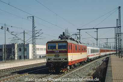 372 006 am 21.3.2005 in Dresden-Hbf mit EC 176