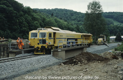 Stopfmaschine am 23.5.2003 bei Mühlbach. Streckenerneuerung nach Hochwasser 2002