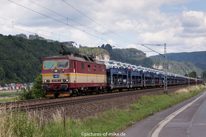 372 006 am 28.6.2015 in Krippen mit einem Zug voller neuer Skodas