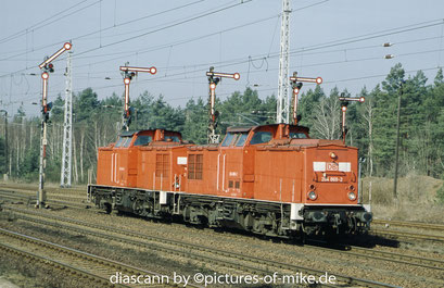 204 869 / LEW 15387, 1976 am 18.3.2003 in Hosena mit 204 464 als LZ von Senftenberg nach Straßgräbchen. ex 110 869, Umbau 1991 in 114 869.