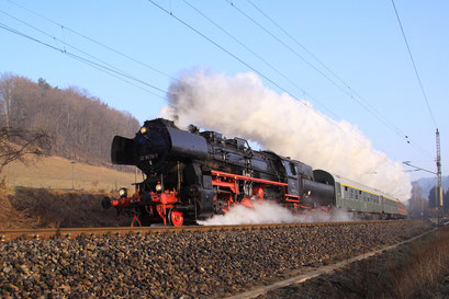 52 8079 durcheilt am frühen Morgen des 17.3.2012 mit Ihrem Sonderzug das Elbtal bei Rathen.