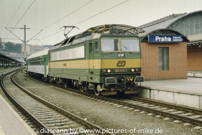 162 034 am 8.8.2002 mit IC 141 in Prag Hbf.