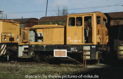 312 065 am 25.1.2003 abgestellt auf dem Werkstattgelände von Uwe Adam im Bw Eisenach. (LKM Babelsberg 1968, Fabriknummer 262114)