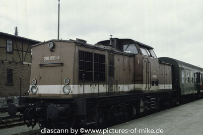 201 851 / LEW 15236, 1976 am 26.4.1995 in Schleiz mit ihrem aus einem Wagen bestehenden Zug nach Saalburg. ex 110 851