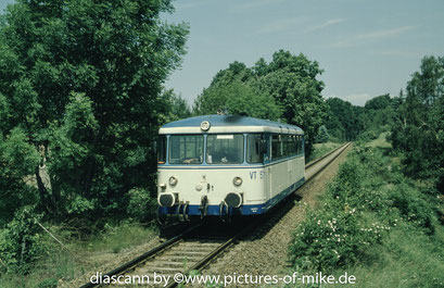 HWB VT 57 (ex DB 798 808) am 26.4.2003 in Heinewalde mit SBE 82879 nach Eibau auf der Strecke  Zittau–Mittelherwigsdorf–Varnsdorf–Seifhennersdorf–Eibau (Mandaubahn)