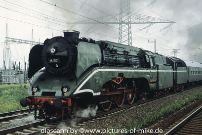 18 201 am 13.8.2006 schiebt den Sonderzug 88906 Heidenau nach Nossen nach, Zuglok ist 52 8079