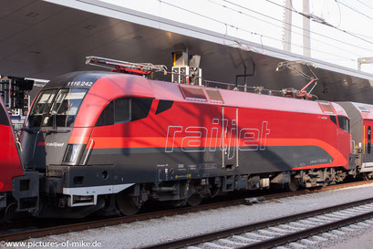1116 207 am 28.3.2016 in Wien-Hbf. mit RailJet nach Salzburg / München