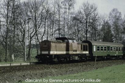 201 851 / LEW 15236, 1976 am 26.4.1995 in Lössau (Strecke Schleiz - Saalburg). ex 110 851