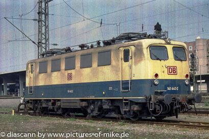 141 443 am 5.4.1999 im Bahnhof Heidelberg