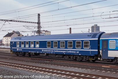 Konferenzwagen 51 54 89 - 80 022 SR läuft am Schluß eines Personenzuges am 13.3.2017 mit (Prag-Liben) / Speisewagen mit 24 Plätzen / Wagonbau Bautzen 1976