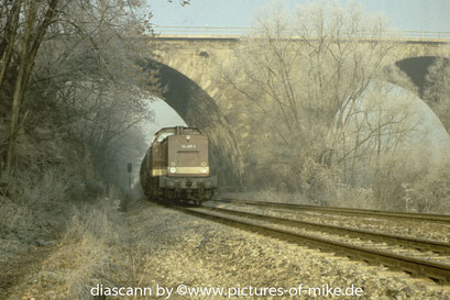 114 401 / LEW 12910 , 1971 unter der Autobahnbrücke bei Jena in Richtung Göschwitz. Aufnahme 1986. ex 110 401, Umbau 1984 in 114 401