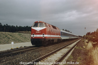 219 068 mit einem IR zwischen Stendal und Rathenow, 1995. Im Hintergrund ist schon das Planum für die NBS Berlin - Hannover zu erkennen.