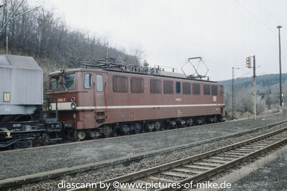 171 003 am 28.2.1995 in Michaelstein als Schiebelok an einem Güterzug nach Hüttenrode