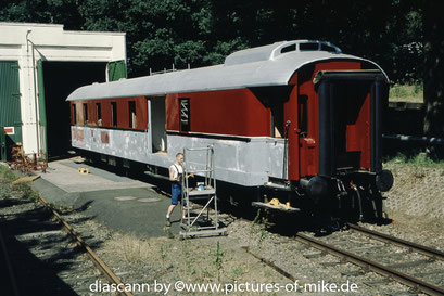 Personen- und Barwagen 1990 des ehemaligen Sambazuges der AGVerkehrsfreunde Lüneburg (Heide-Express) Aufnahme am 29.7.2008 in Bomlitz/Walsrode