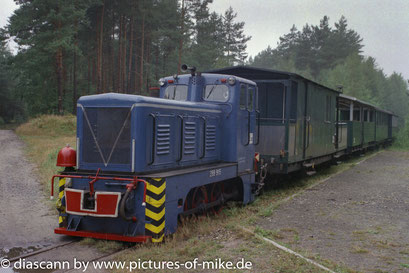 LKM Typ V10C, F.-Nr.  250396 / 1965, Lok 299 915  am Endpunkt Auerhahn/ B97 der kleine Museumbahn von Knappenrode, ehemalige Grubenbahn (ca. 1998/99)