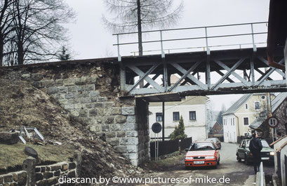 17.3.2002 von einem LKW gerammte Brück in Brtniky an der Strecke Mikulasovice dol.n. nach Pansky / Krasna Lipa